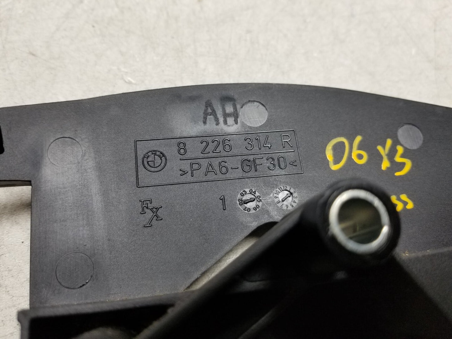 04 06 BMW X3 Seat Side Trim W/ Guide Sleeve & knob Front Passenger Sid Right OEM