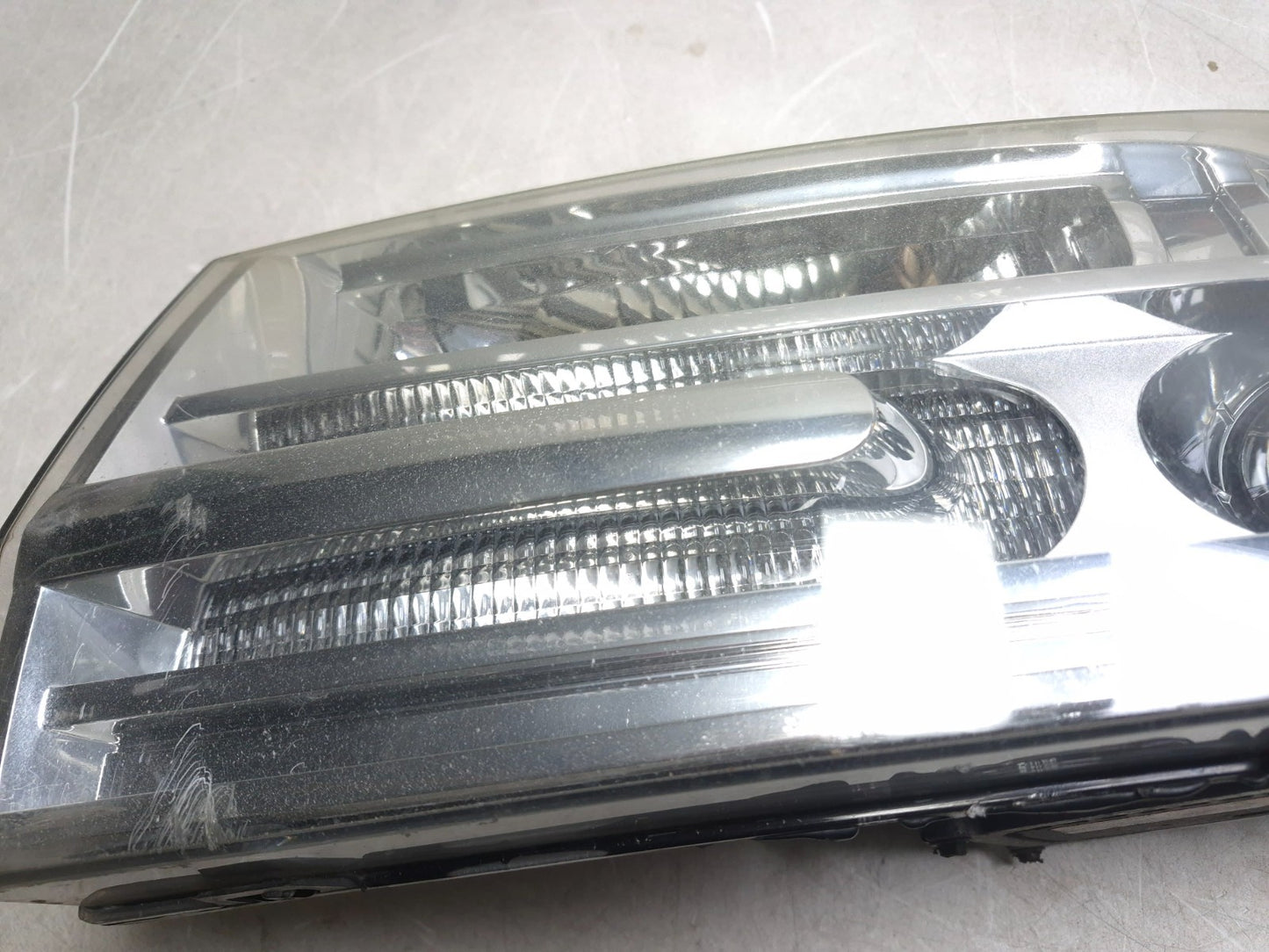 2008 Lincoln Navigator Headlight Driver Side Left OEM *damaged*