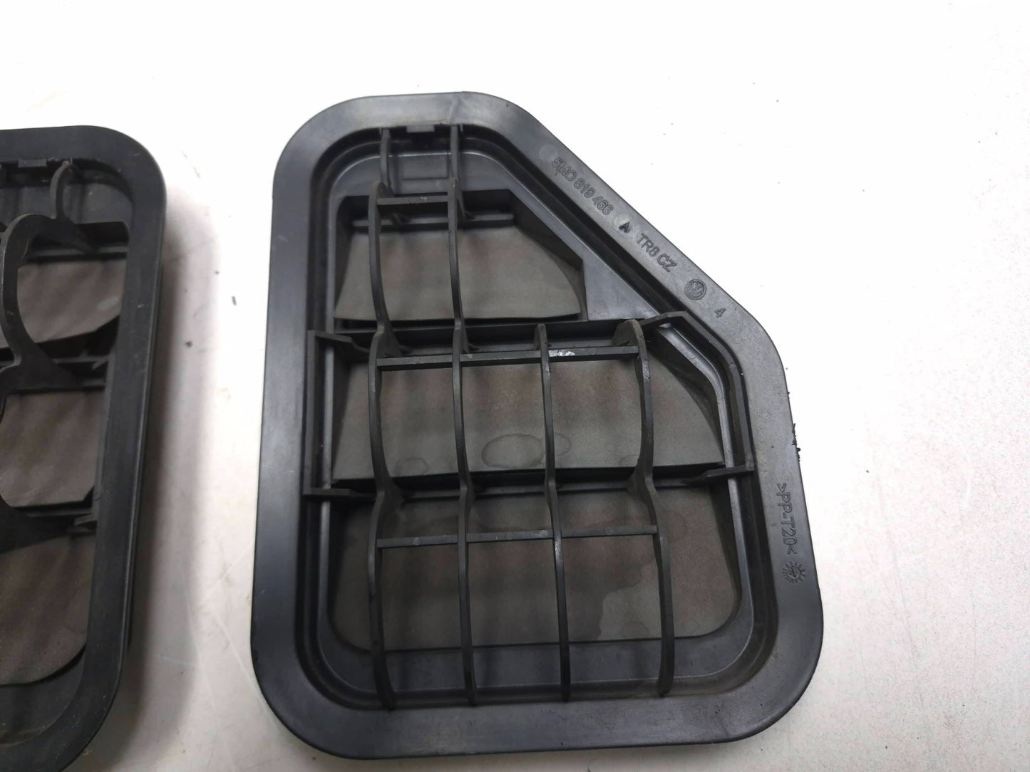 2011 Volkswagen Tiguan Rear Quarter Air Pressure Vent Grille Left & Right OEM
