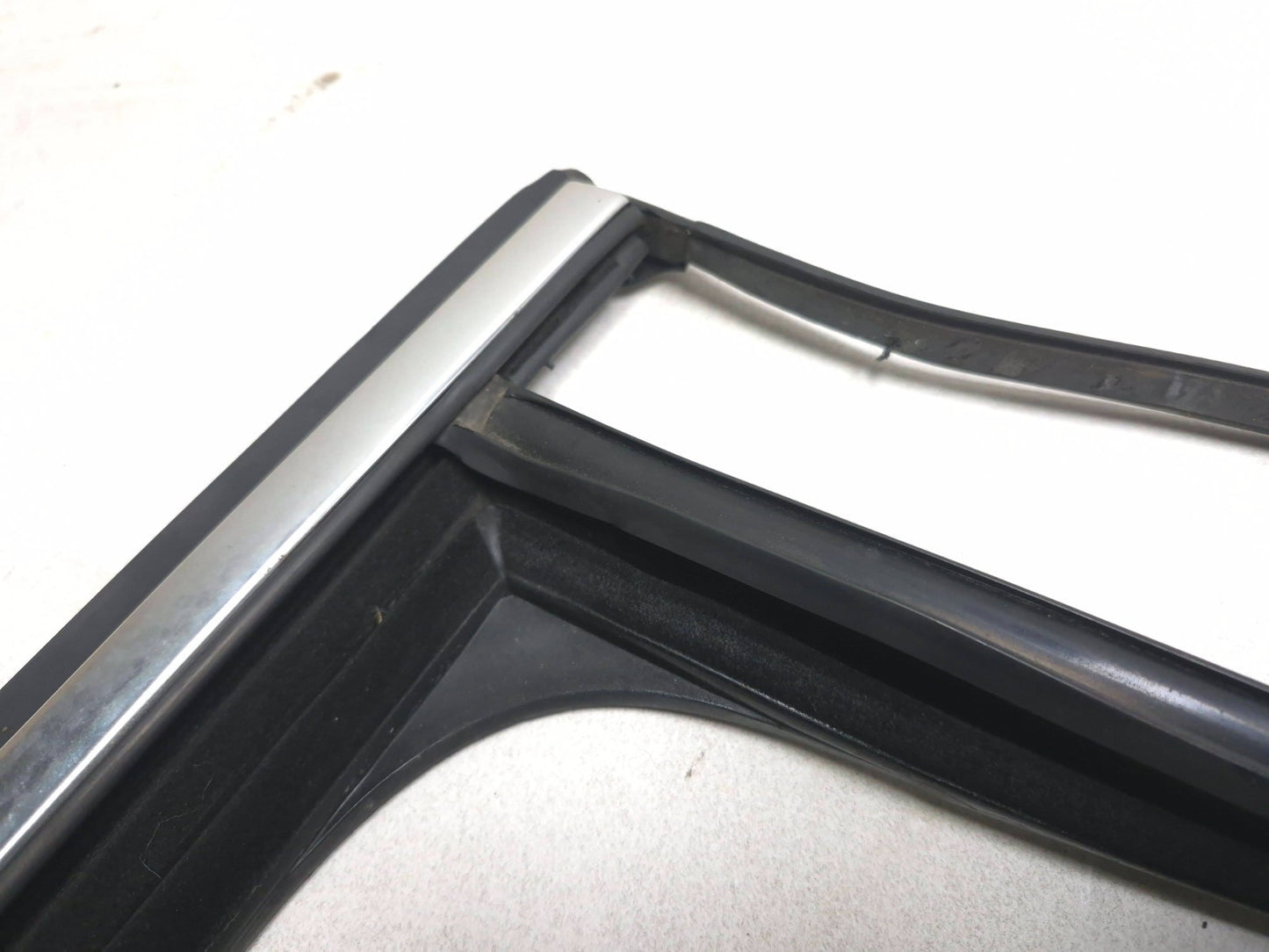 2011 Volkswagen Tiguan Rear Door Weatherstrip Seal Passenger Side Right 4pcs OEM