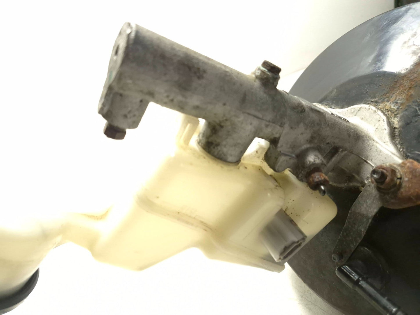 2007 Toyota Corolla Matrix Power Brake Booster W/ Master Cylinder OEM