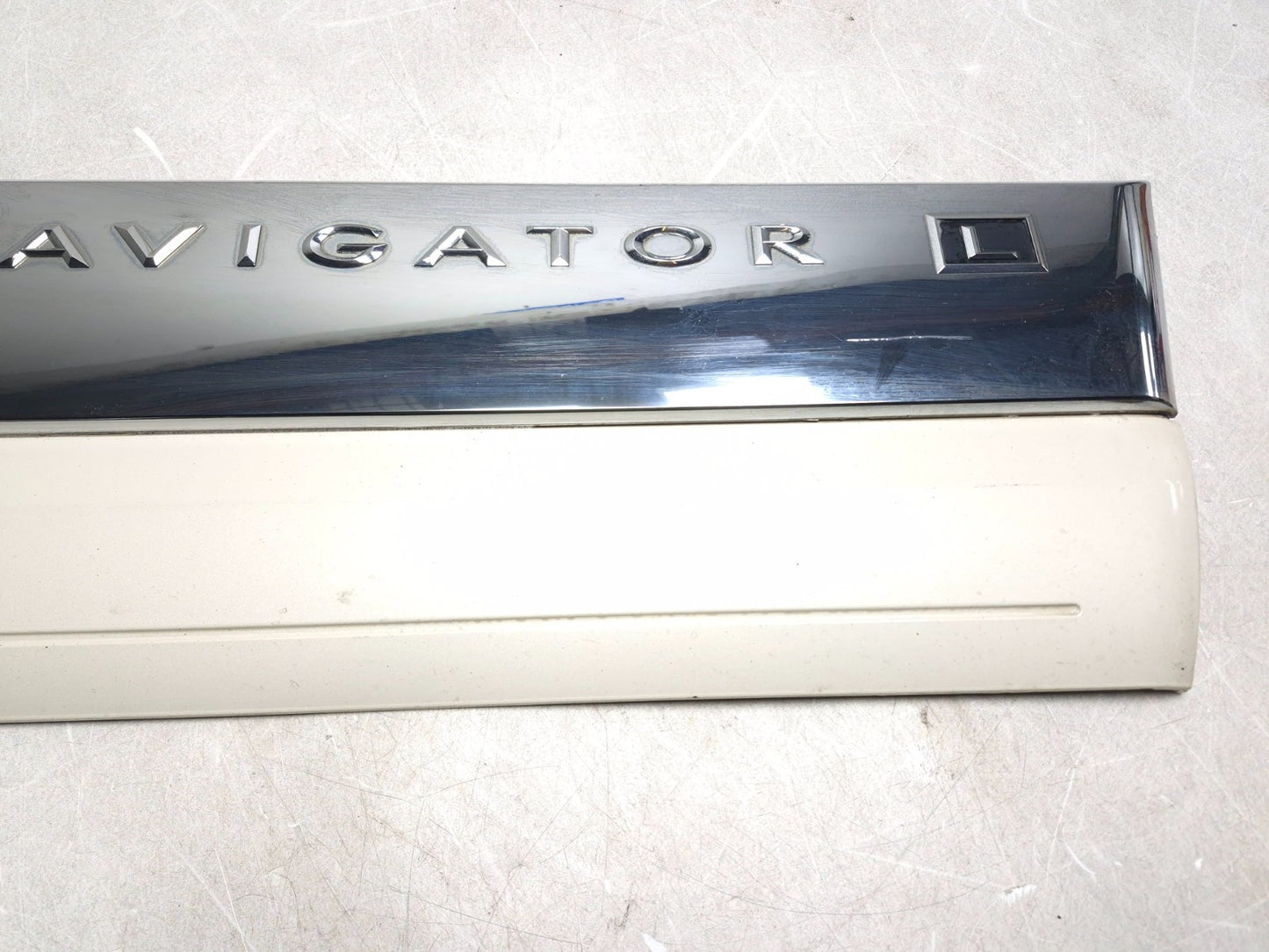 2008 Lincoln Navigator Front Door Lower Molding Passenger Side Right OEM