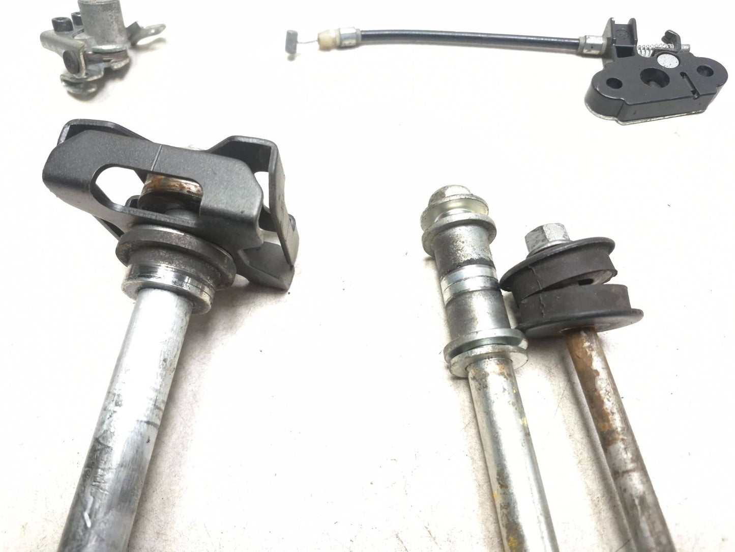 2014 Kawasaki Ninja 300 Ex300a Wheel Axle Pair & Bracket W /misc Bolt OEM
