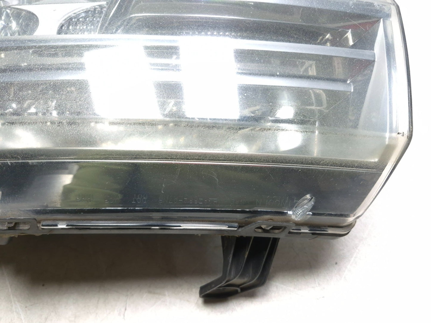 2008 Lincoln Navigator Headlight Driver Side Left OEM *damaged*