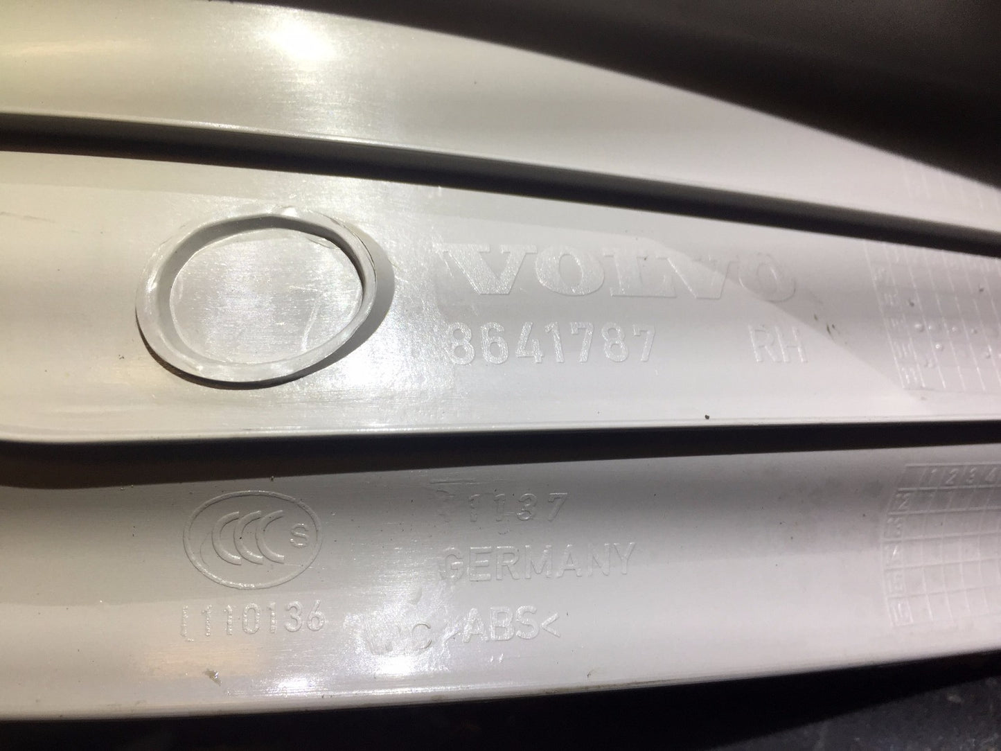 05 06 07 08 09 10 11 Volvo S40 Rear Passenger Side Door Sill Plate Scuff OEM