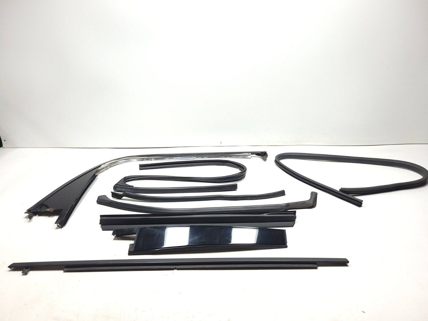 13-16 GMC Acadia Door Molding Belt Weather Strip Rear Passenger Side Right OEM