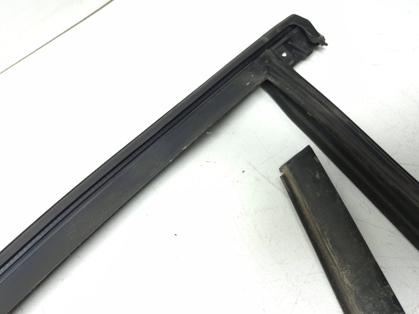 2013 Ford Focus Hatchback Front Door Weatherstrip Seal Passenger Side Right OEM