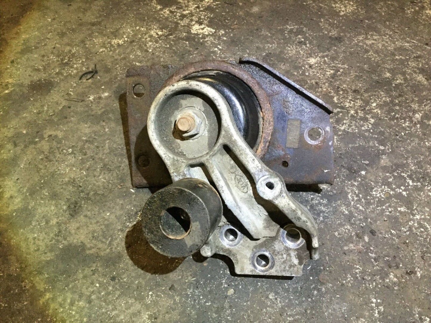 06 07 08 09 10 11 Kia Rio 1.6l Front Upper Engine Motor Mount OEM