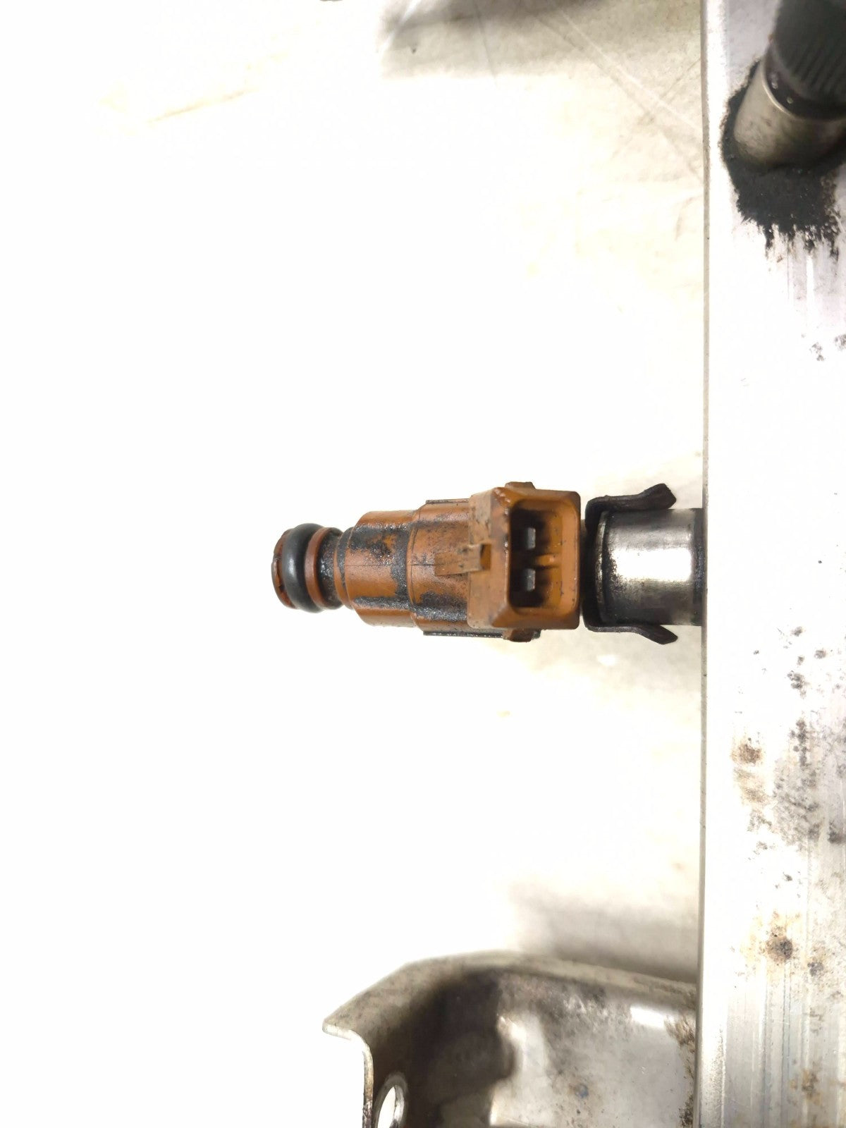 2007 Saab 9-5 Aero Fuel Injection Line Injector Rail Strip OEM