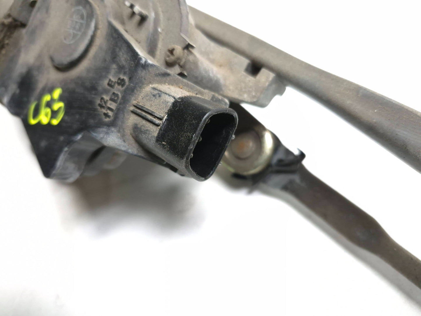 2004 Toyota Corolla Matrix Windshield Wiper Motor W/ Linkage OEM
