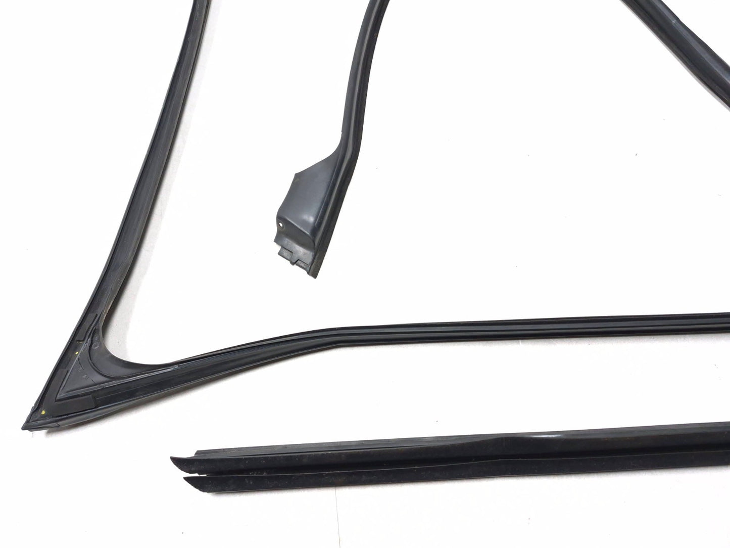 2011 BMW 535i F10 Front Door Window Belt Weatherstrip Seal Passenger Side Rh OEM