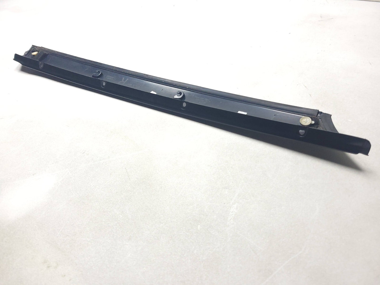 2007 Range Rover A Pillar Exterior Windshield Molding Passenger Side Right OEM