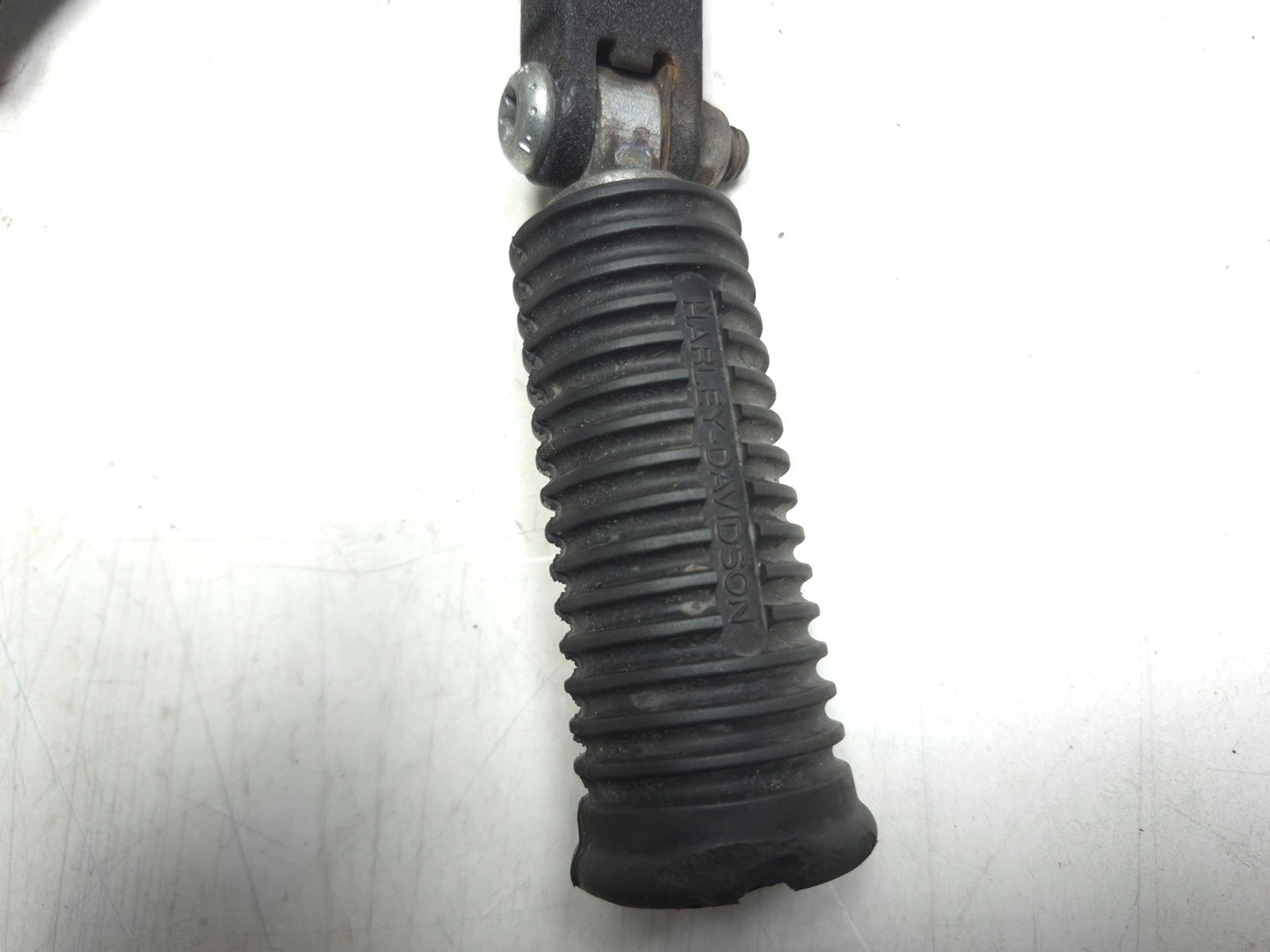 2008 Harley-davidson Dyna Fat Bob Fxdf Rear Foot Peg & Mount Bracket Lh & Rh OEM