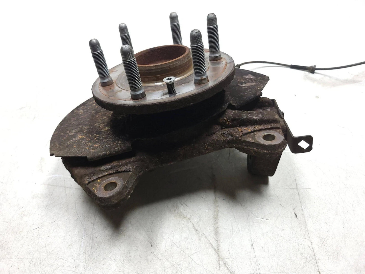 2013 Chevrolet Suburban Front Spindle Knuckle Wheel Hub Driver Side Left OEM