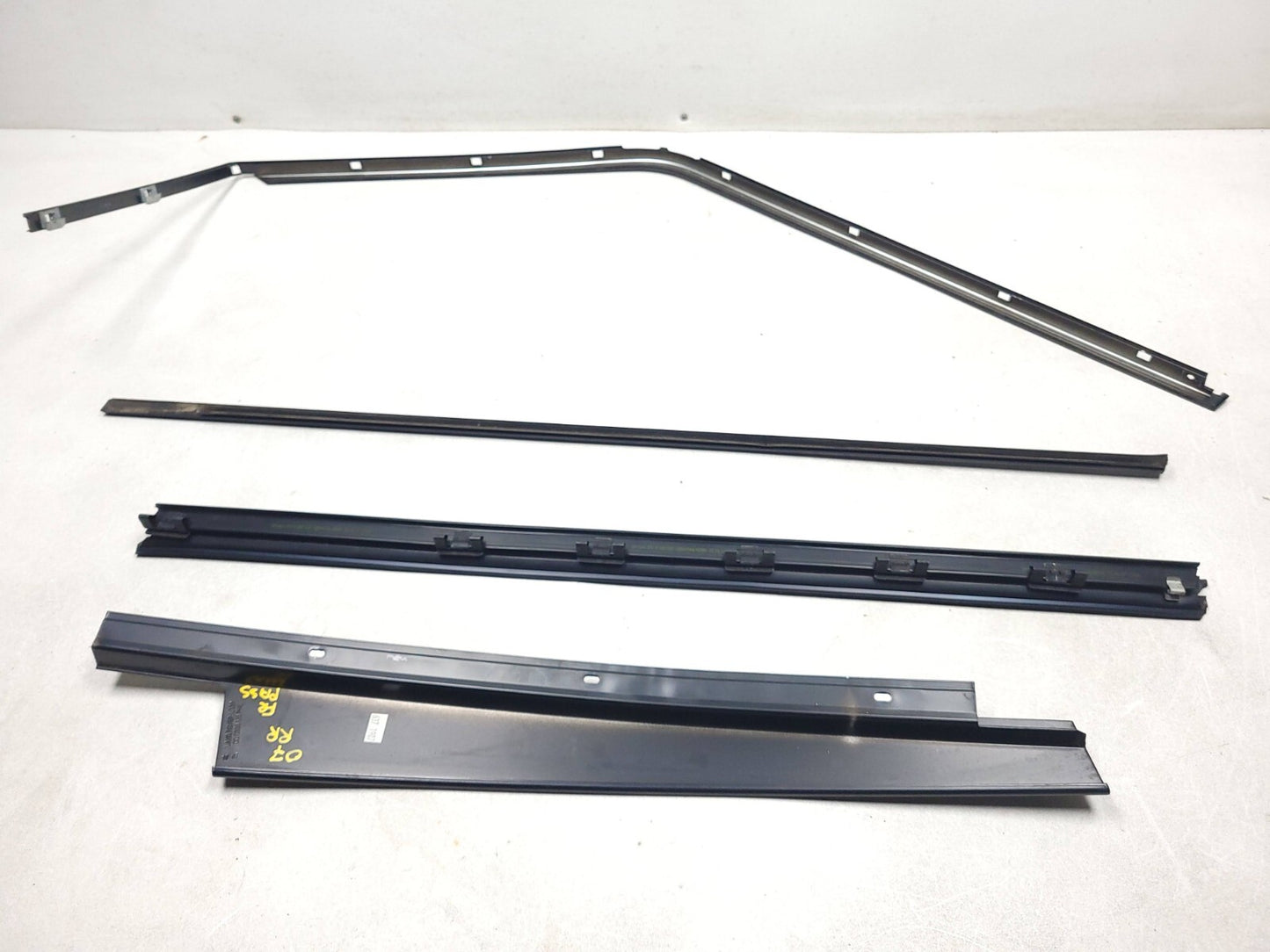 2007 Range Rover Front Door Molding & Weatherstrip Seal Passenger Side Right OEM