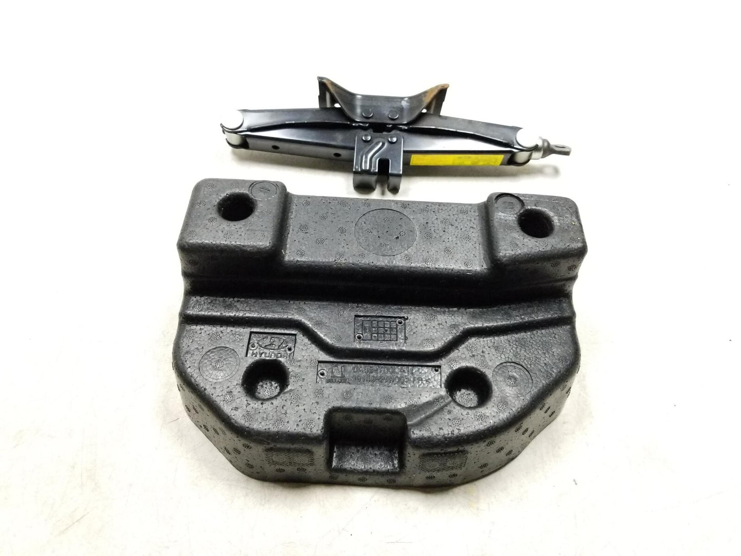 2009 - 2012 Hyundai Genesis Emergency Spare Tire Jack & Tow Hook W/ Case OEM