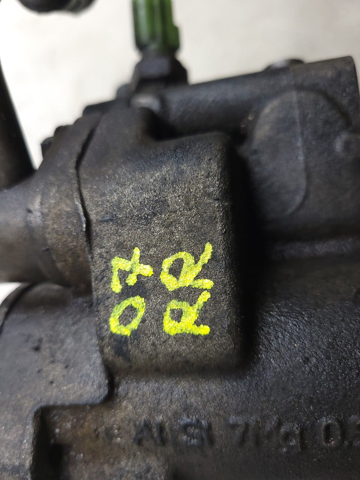 2007 Range Rover 4.2l Engine Oil Filter Housing Adapter OEM
