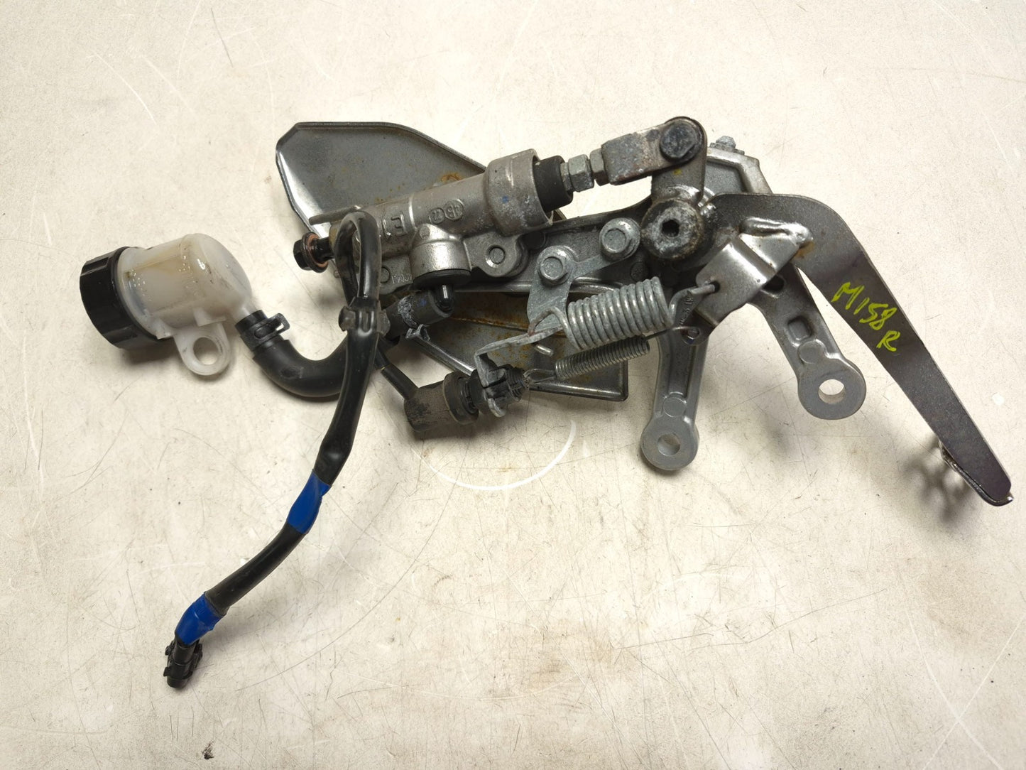 2024 Yamaha R3 Yzfr3 Front Right Foot Peg & Bracket  Master Cylinder & Pedal OEM