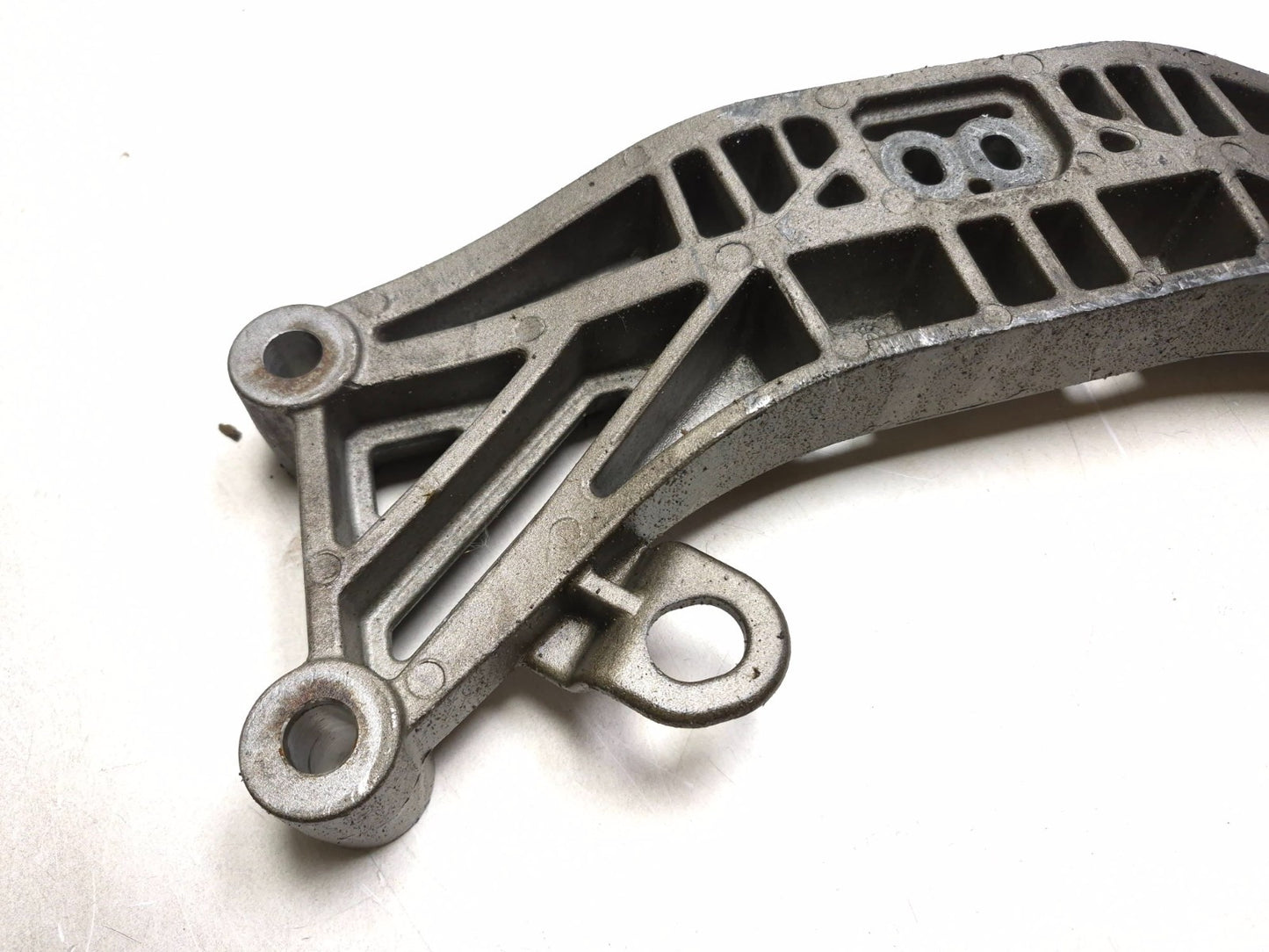 2020 Dodge Challenger 5.7l Transmission Crossmember Mount Bracket OEM