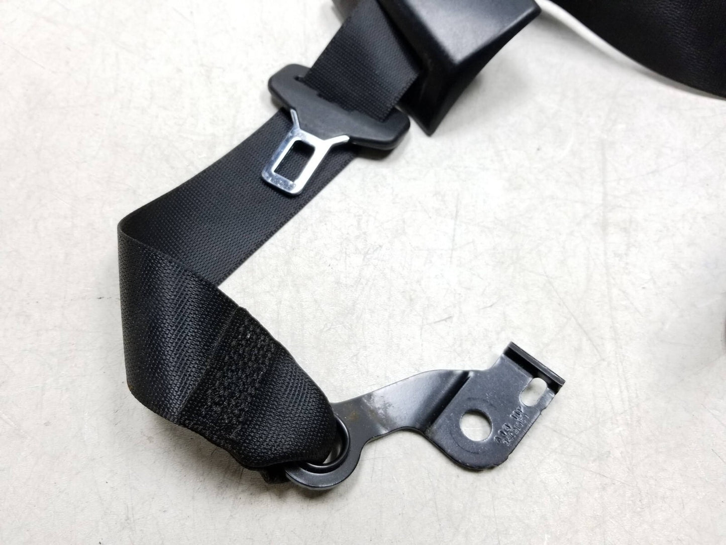 10-16 Mercedes W212 E350 Rear Center Seat Belt Retractor OEM