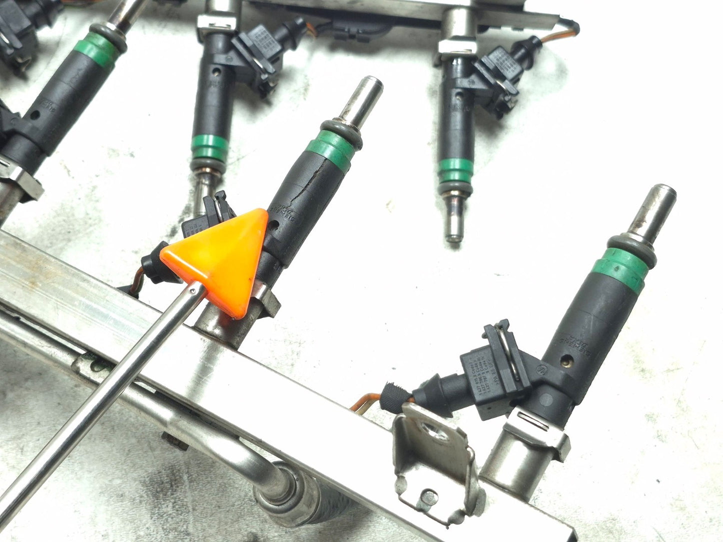 2010 BMW X5 4.8l Fuel Rail W/ Fuel Injector Set OEM