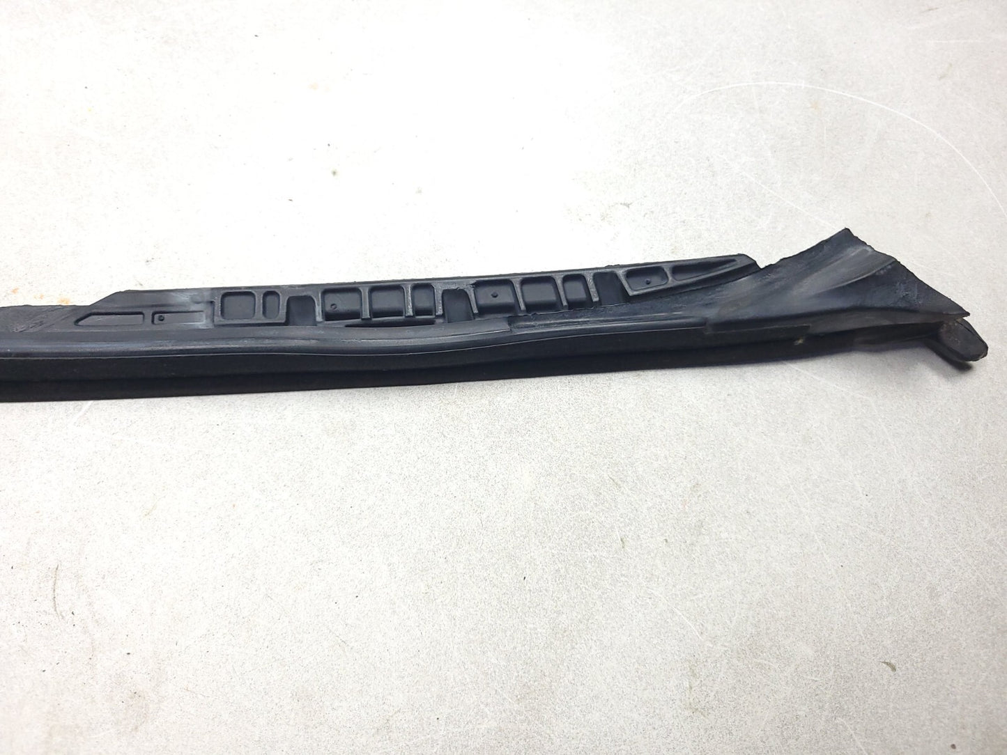 2007 Range Rover Front Door Molding & Weatherstrip Seal Passenger Side Right OEM
