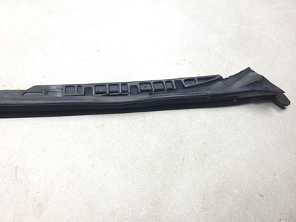 2007 Range Rover Front Door Molding & Weatherstrip Seal Passenger Side Right OEM