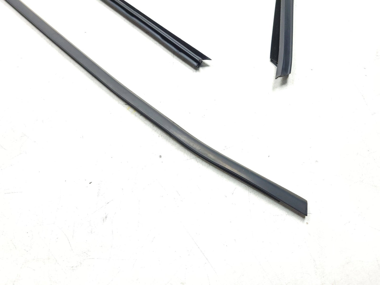 07-13 BMW E70 X5 Door Window Chanel Trim & Seal Front Passenger Side Rh 4pcs OEM
