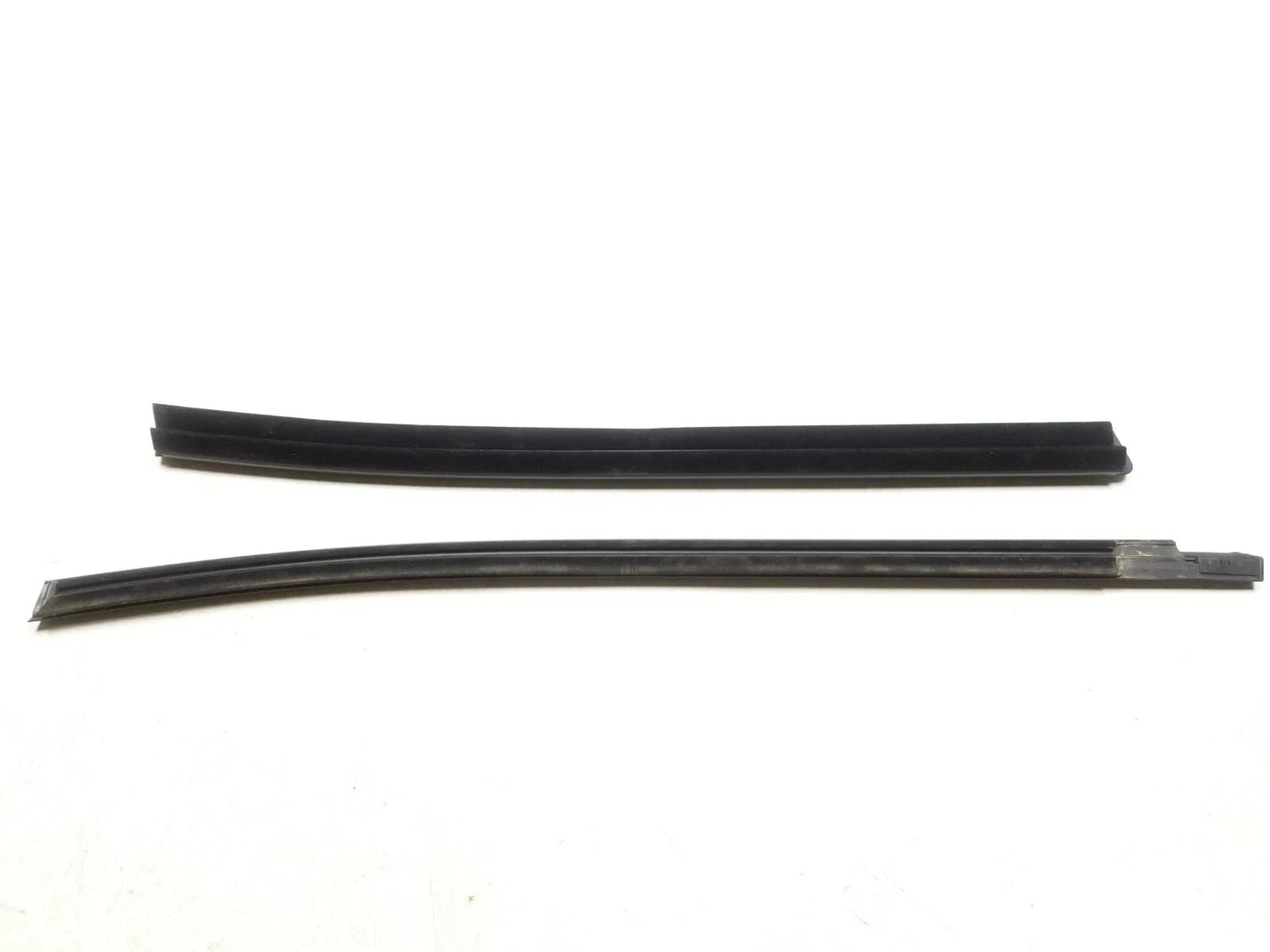 2022 Chevrolet Trailblazer Rear Door Window Frame Weatherstrip Passenger Rh OEM