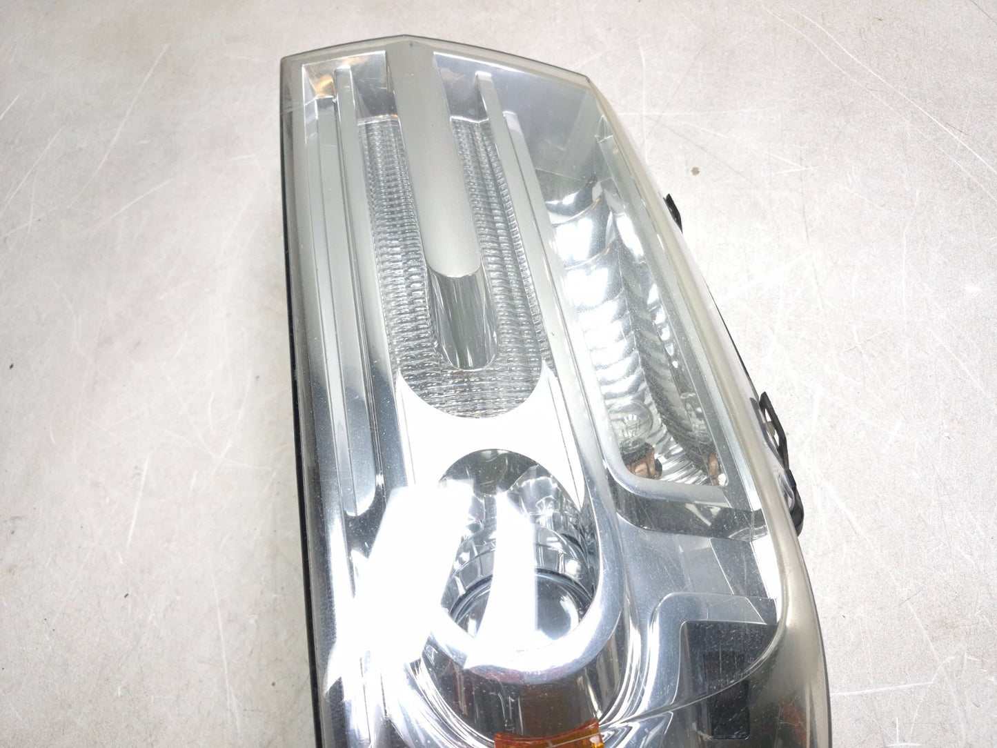 2008 Lincoln Navigator Headlight Driver Side Left OEM *damaged*