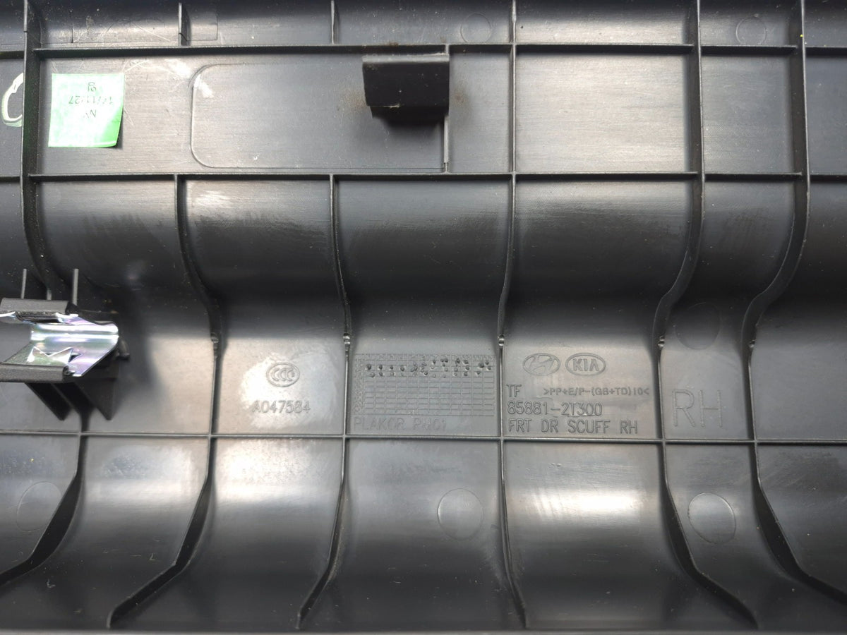 2015 Kia Optima Front Door Scuff Plate Left & Right 858714c200va  OEM