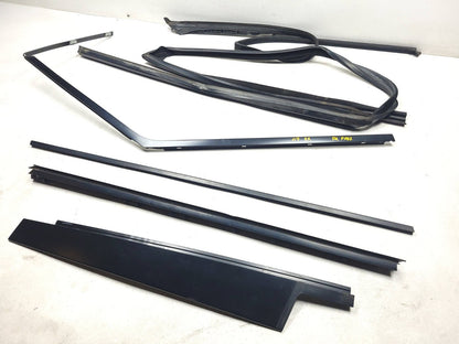 2007 Range Rover Front Door Molding & Weatherstrip Seal Passenger Side Right OEM