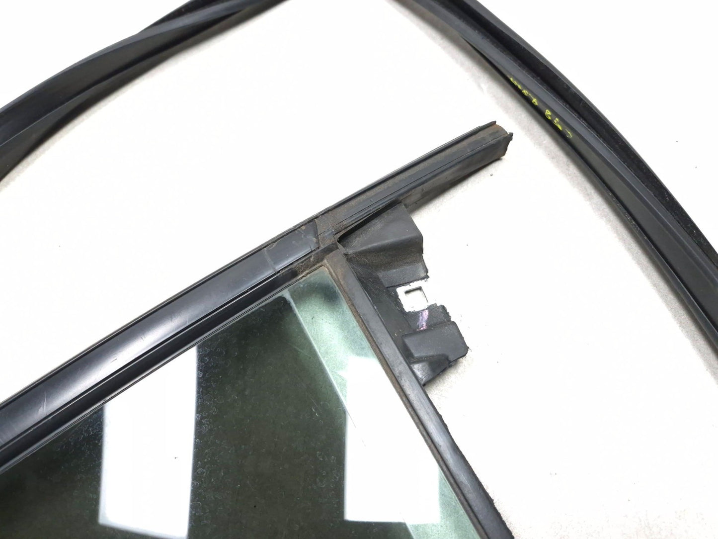 2018 Chrysler 300 Limited AWD Rear Passenger Side Window Vent Glass OEM