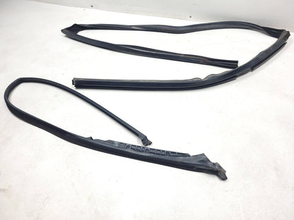 2007 Range Rover Front Door Molding & Weatherstrip Seal Passenger Side Right OEM