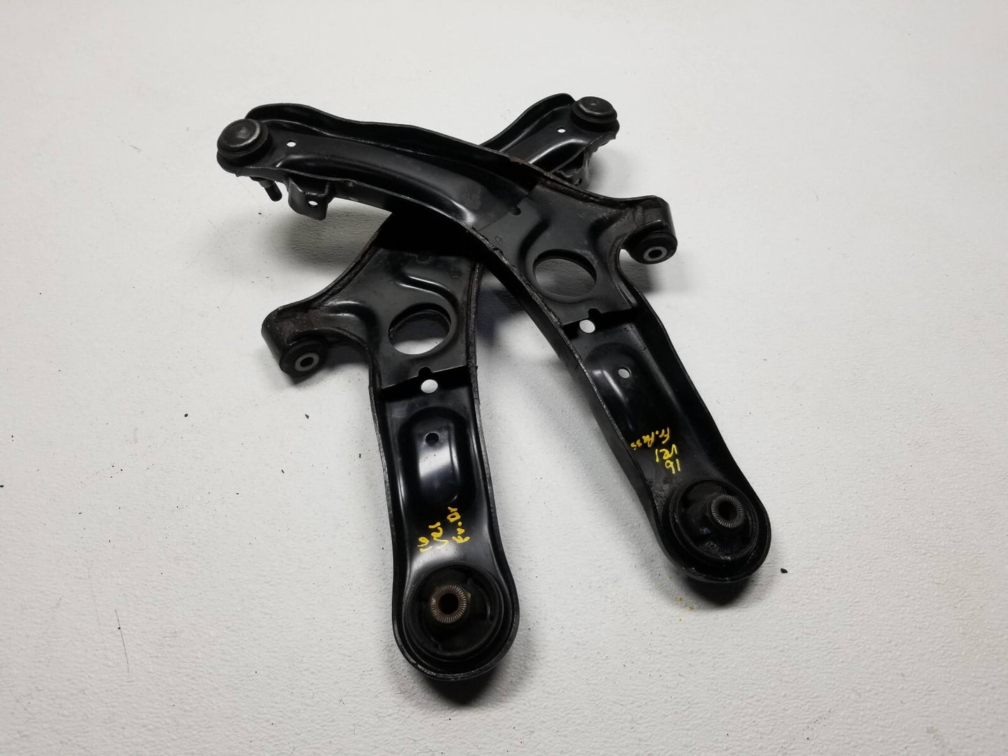 2016 Hyundai Veloster Front Lower Control Arm Left & Right Pair OEM