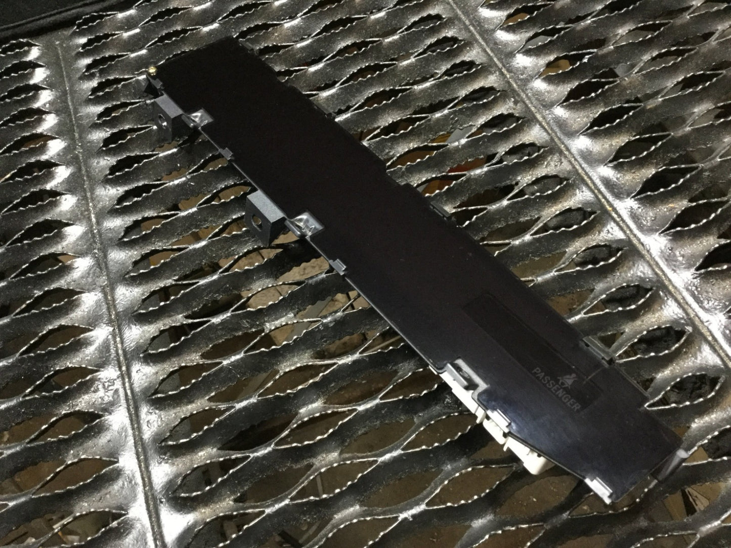 04 05 06 Toyota Prius Passenger Indicator Screen Light 83950-47010   OEM