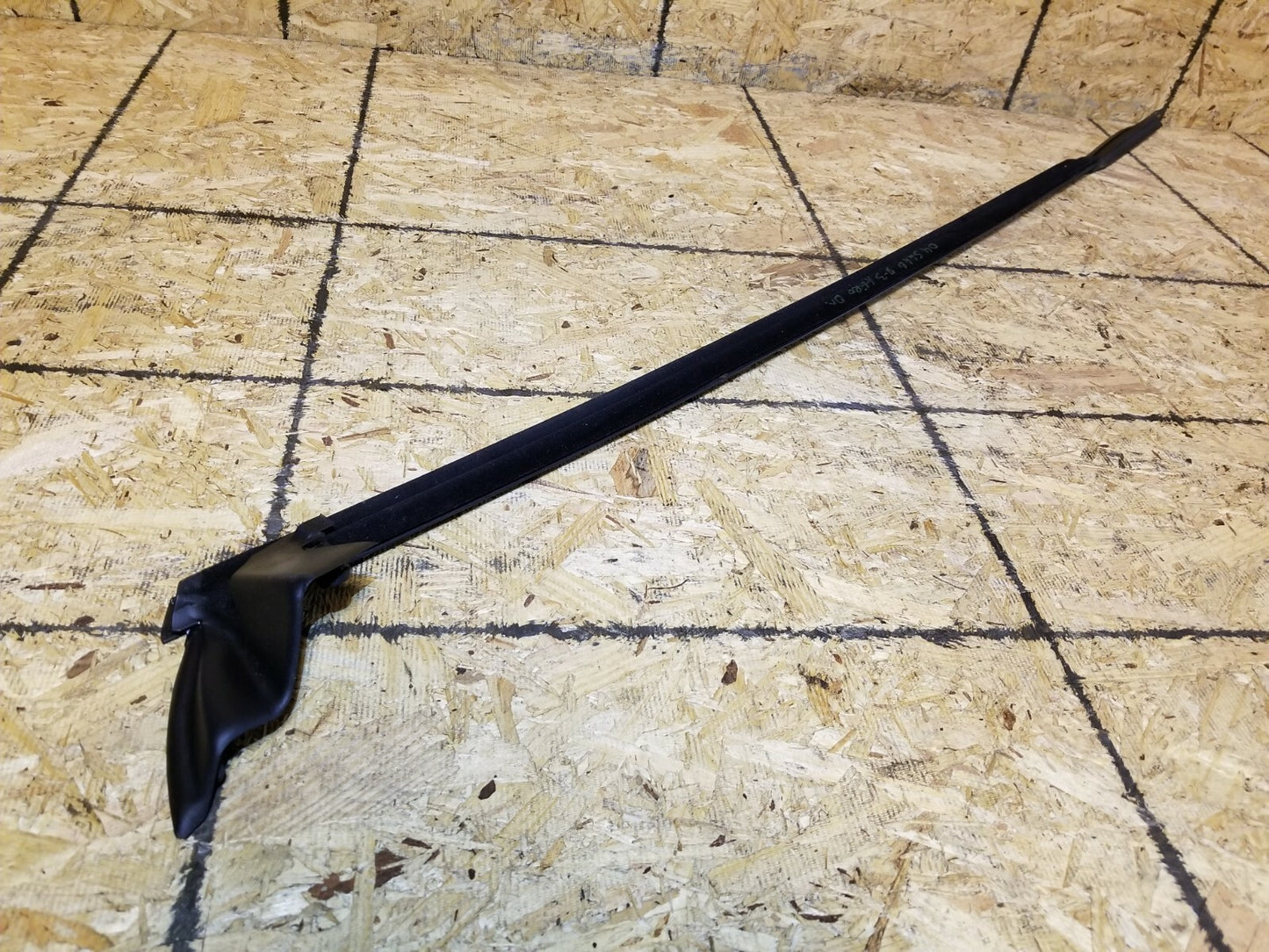 2004 Saab 9-3 Aero Convertible Front Door Glass Seal Driver Side OEM