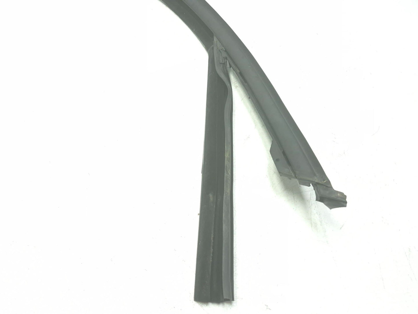 2014 Fiat 500l Door Weatherstrip Front Passenger Side Right OEM