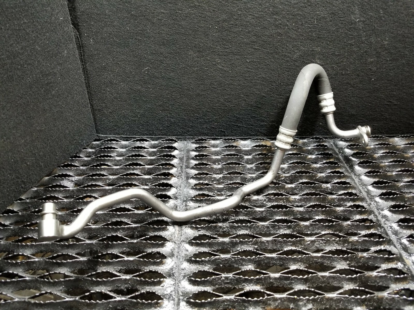06 07 08 09 10 BMW 650i E63 N62 Engine Oil Cooler Pipe Line Upper OEM