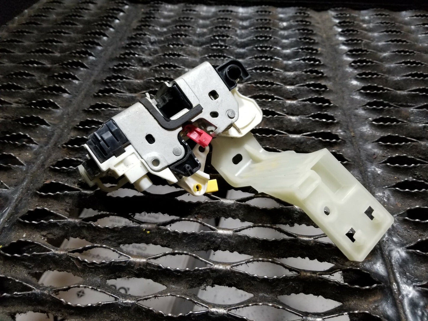 2015 Jeep Patriot Door Lock Actuator Front Passenger Side Right OEM