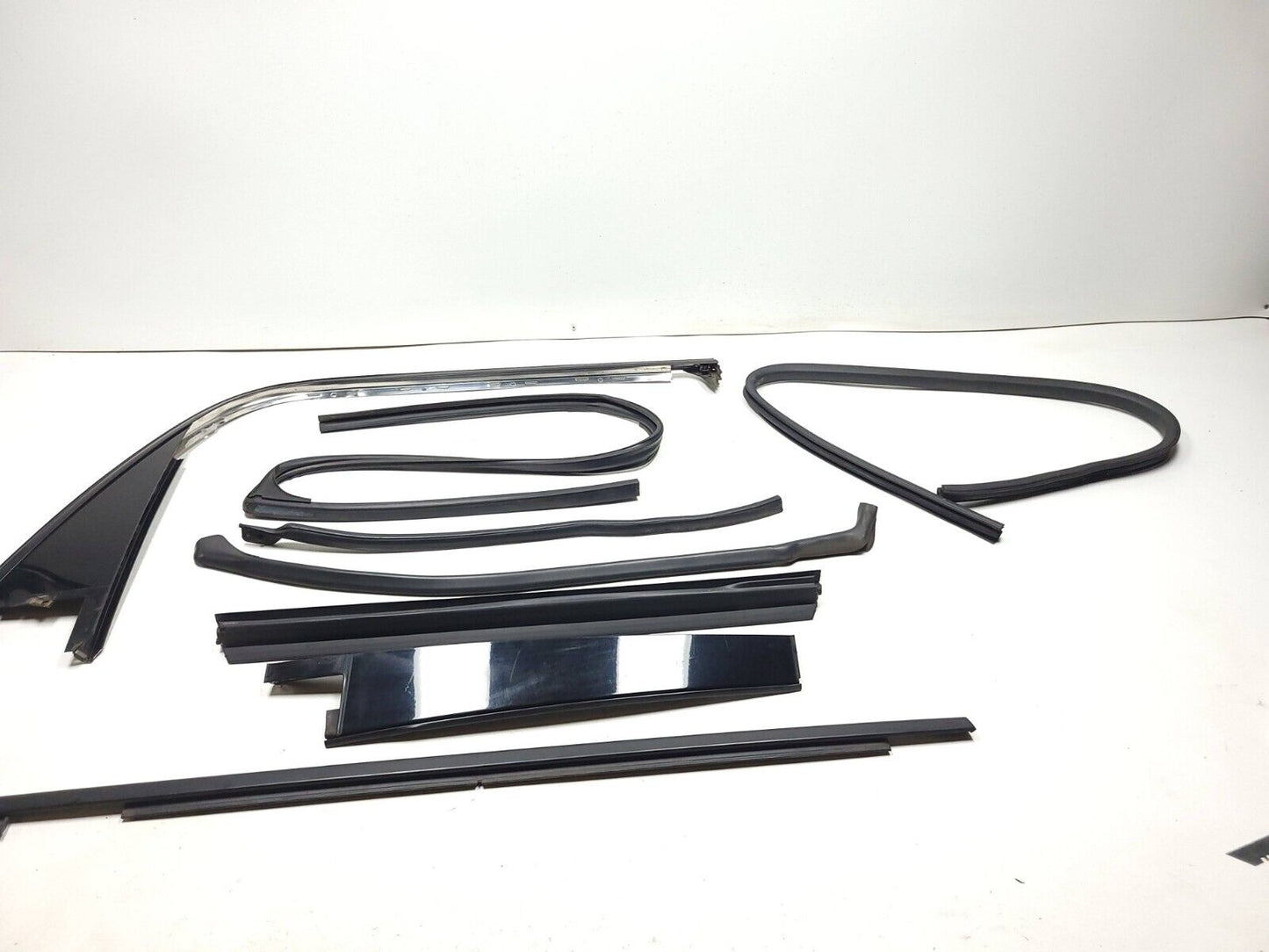 13-16 GMC Acadia Door Molding Belt Weather Strip Rear Passenger Side Right OEM