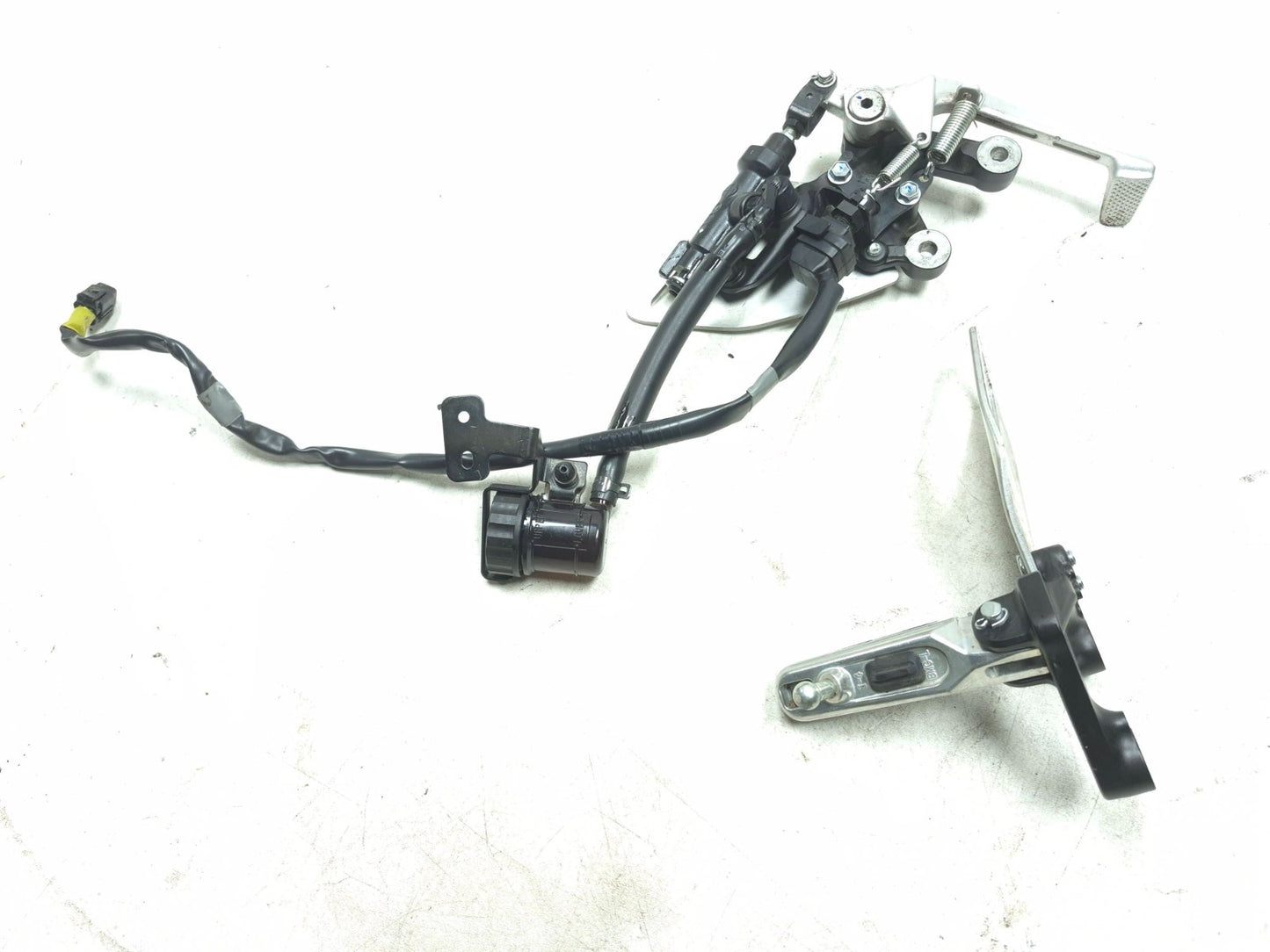 2025 Yamaha Xsr900 Front Footrest Mount W/ Master Cylinder Left & Right Pair OEM