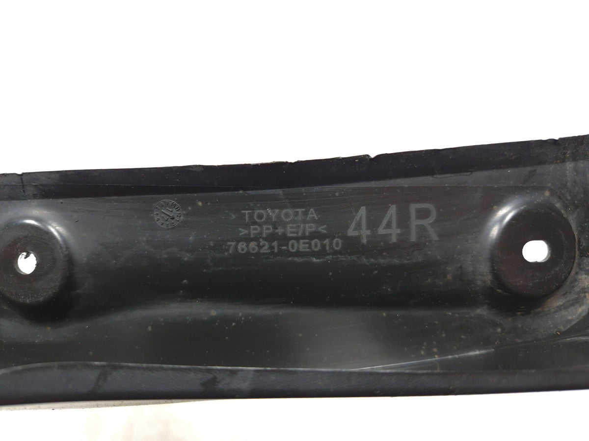 2017 Toyota Highlander Front Fender Mud Guard Passenger Side Right OEM