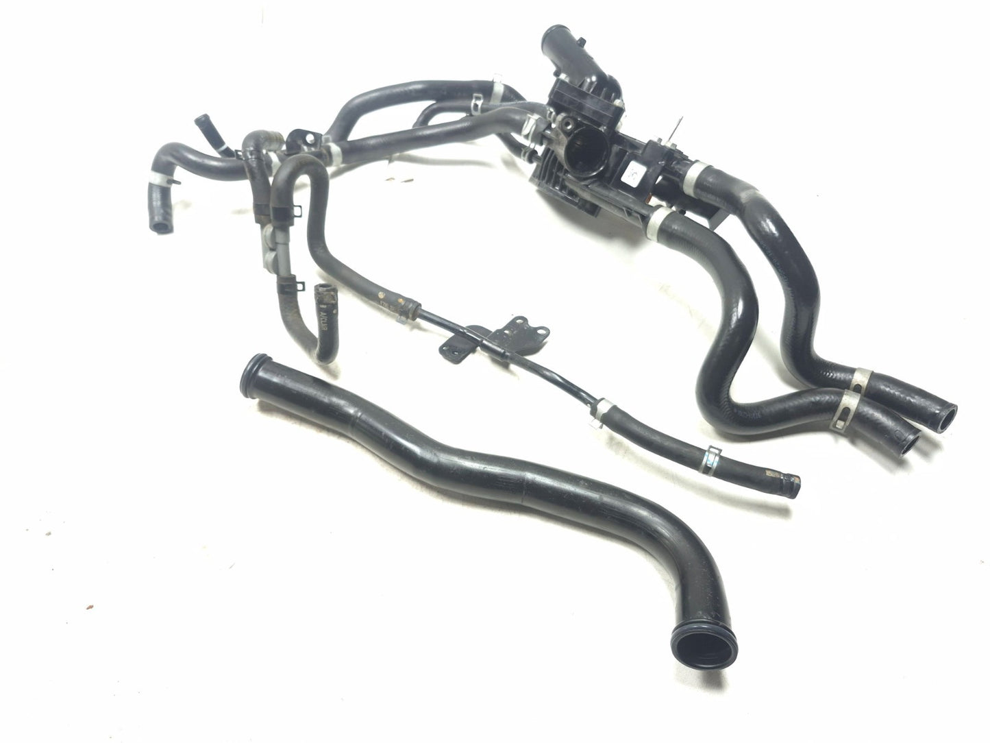 2018 Hyundai Sonata 2.4l Coolant Thermostat Housing W/ Hose Pipe OEM