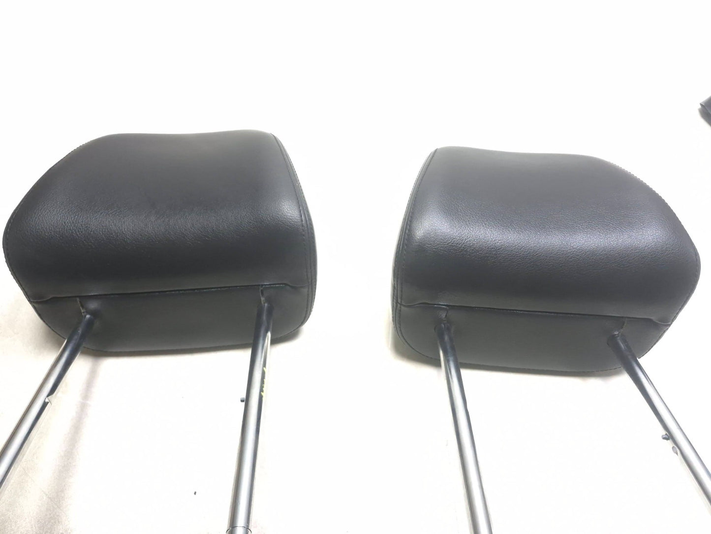 2011 Volkswagen Tiguan Front Seat Headrest Left & Right OEM