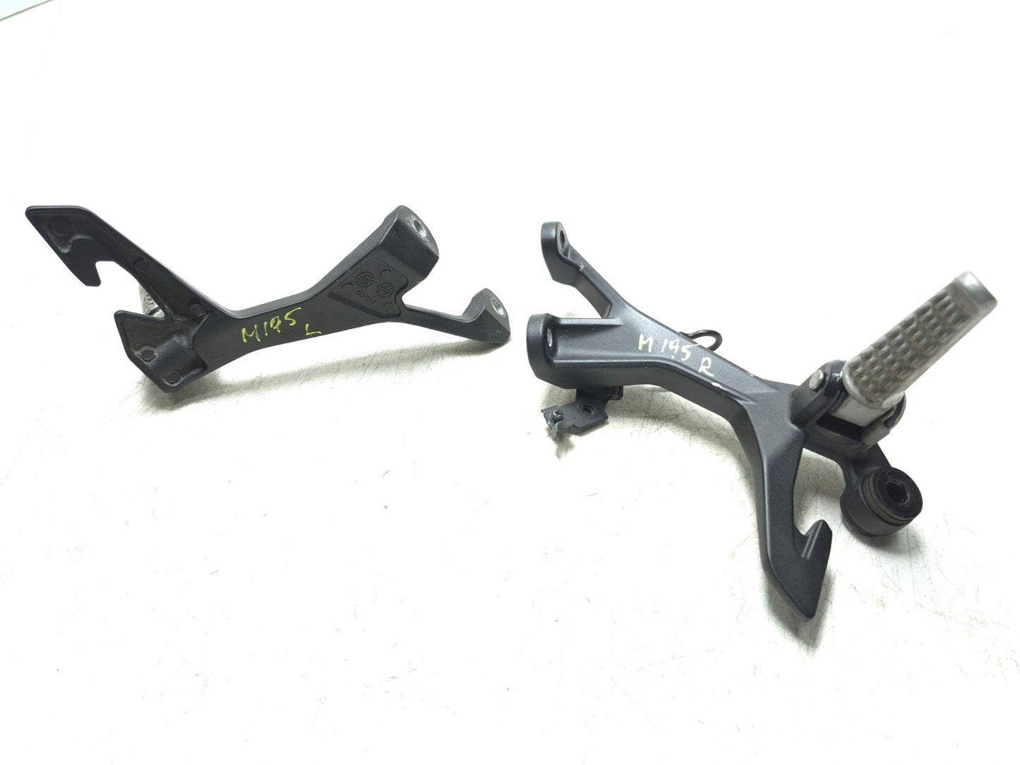 2019 Kawasaki Z400 Er400d Rear Footrest Left & Right Pair OEM