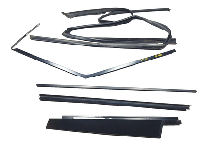 2007 Range Rover Front Door Molding & Weatherstrip Seal Passenger Side Right OEM