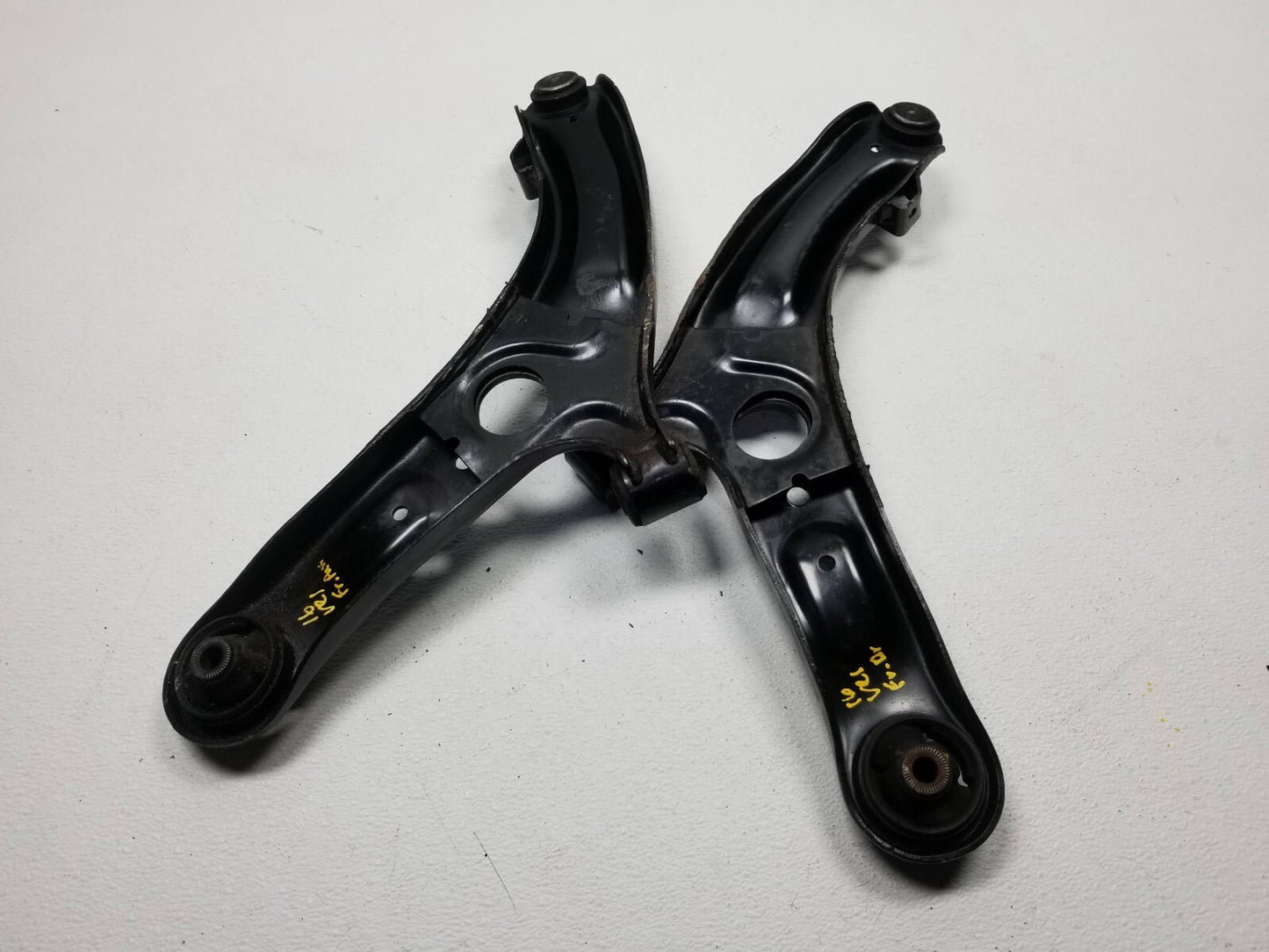 2016 Hyundai Veloster Front Lower Control Arm Left & Right Pair OEM