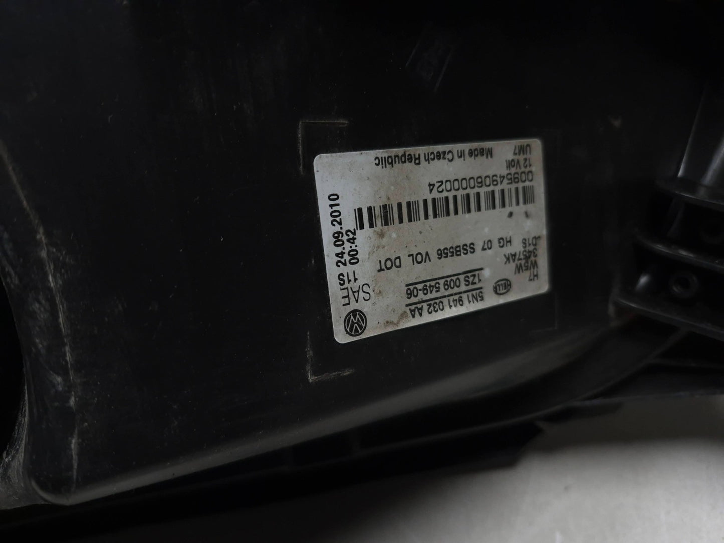 2011 Volkswagen Tiguan Headlight Left & Right Xenon OEM
