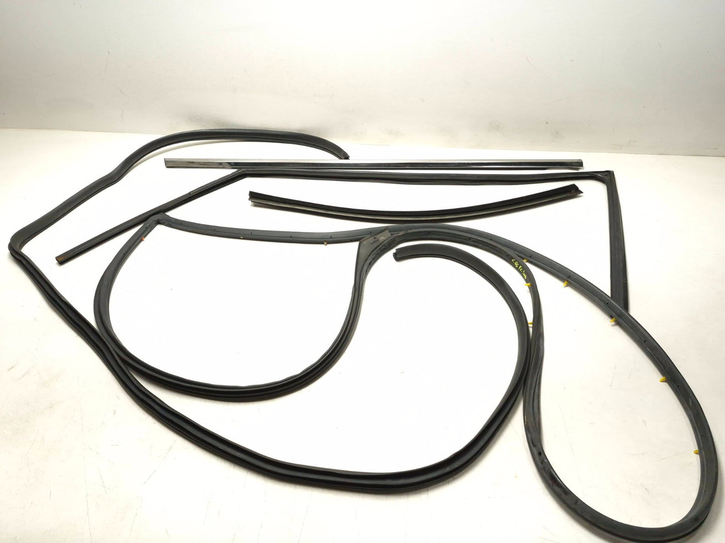 2012 Hyundai Sonata Front Door Weatherstrip Seal Passenger Right 5pcs OEM
